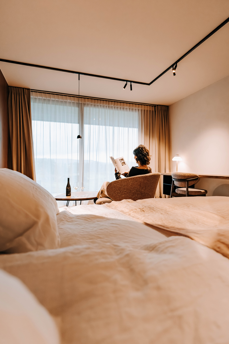 Chambre deluxe, femme avec champagne