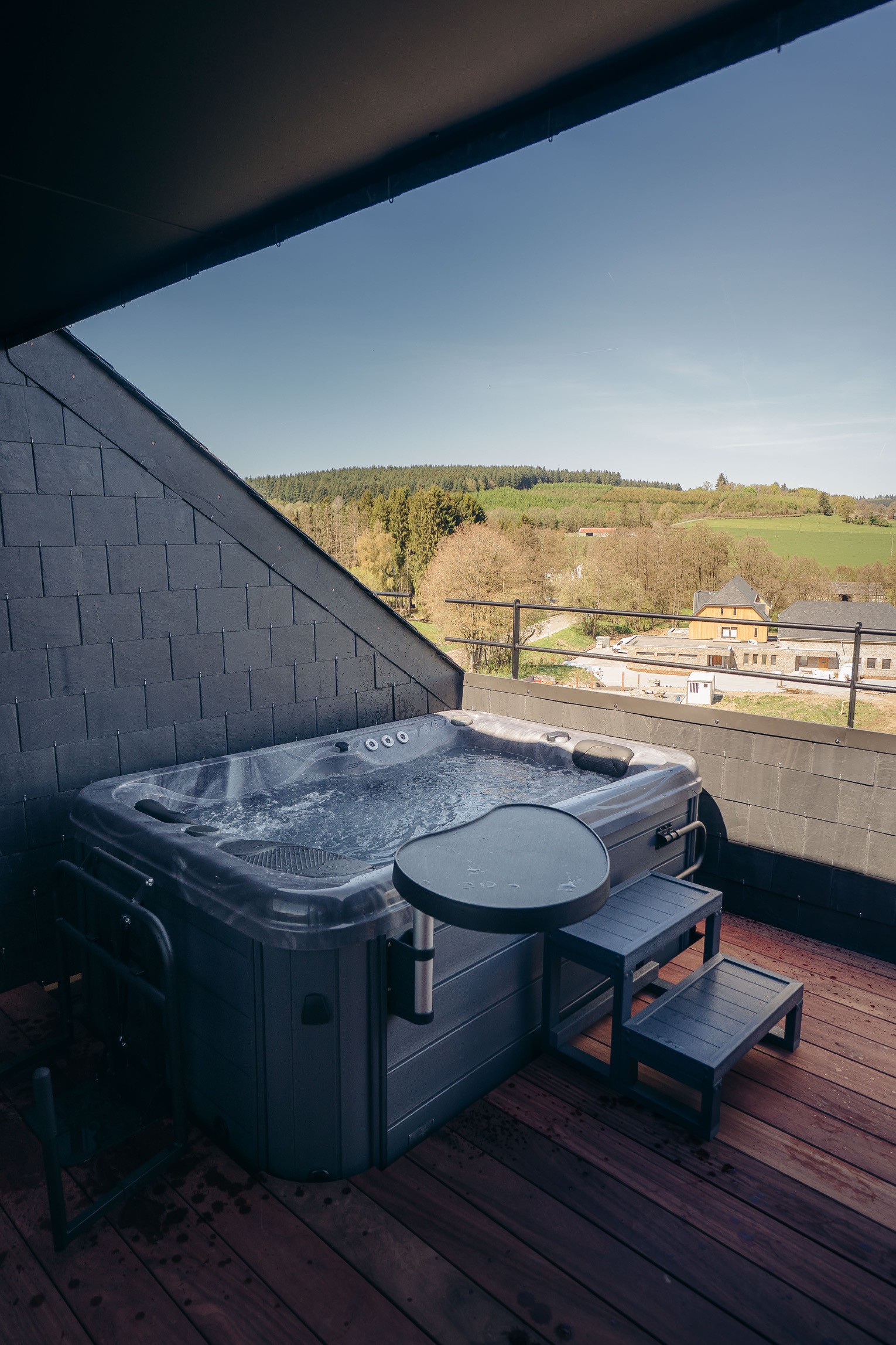 Jacuzzi sur la terrasse de la suite avec vue sur la vallée
